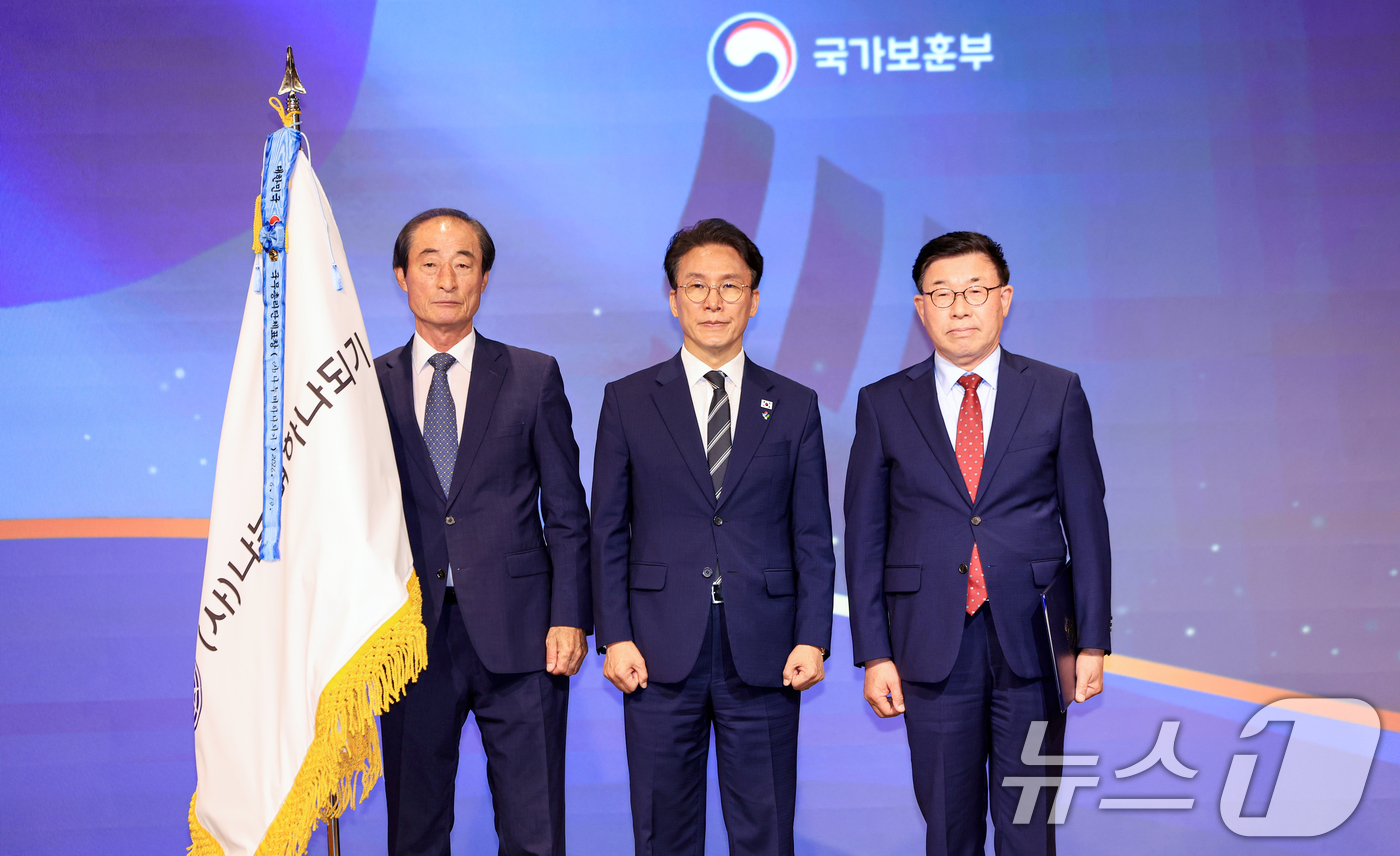 (서울=뉴스1) 이호윤 기자 = 김민석 국무총리가 19일 서울 용산구 전쟁기념관 피스앤파크 컨벤션에서 열린 2026년 호국보훈의 달 정부포상식에서 수상자들과 기념촬영을 하고 있다. …