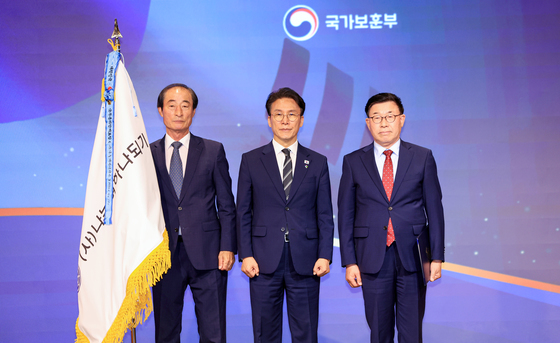 수상자들과 기념촬영하는 김민석 국무총리