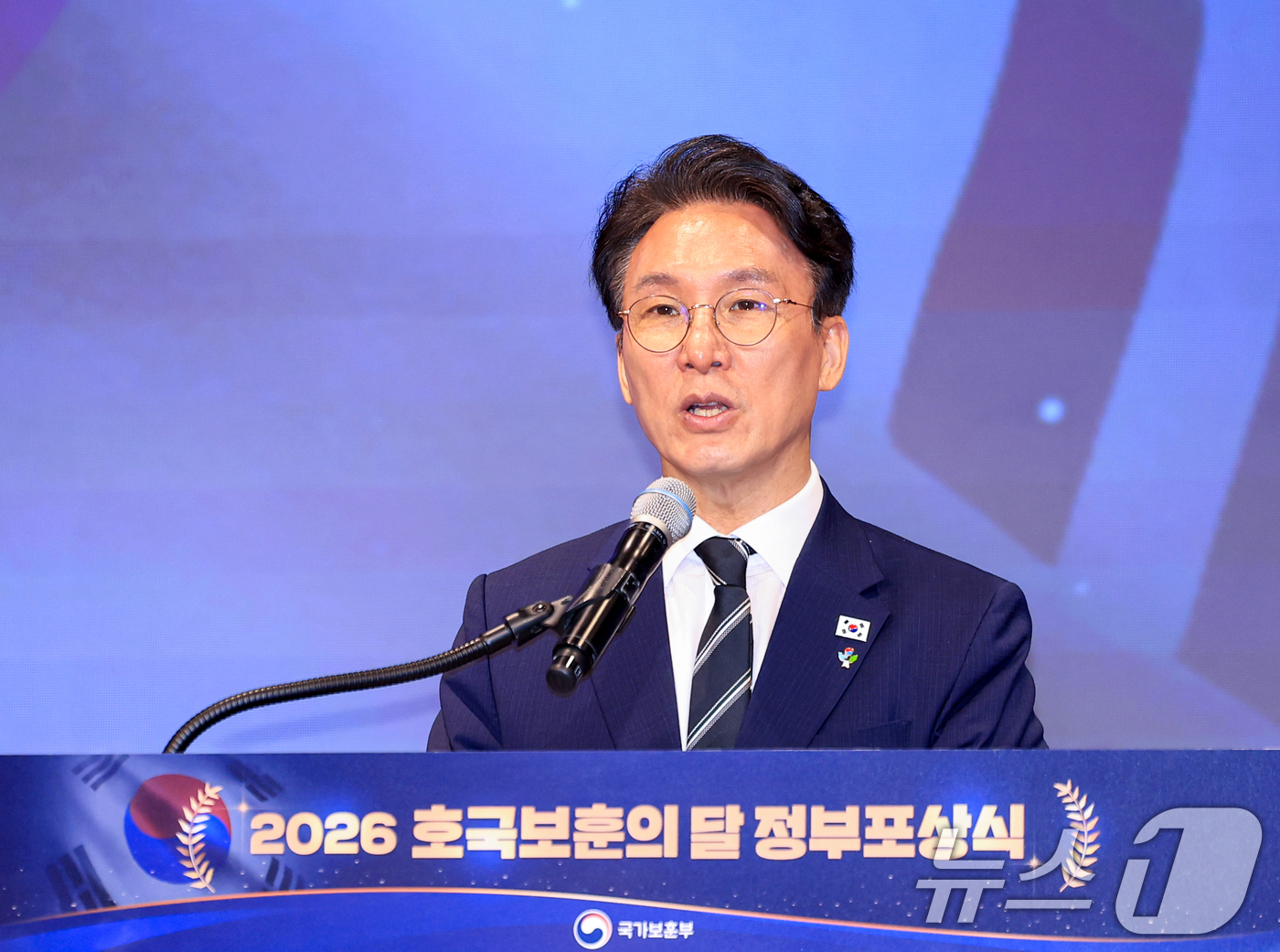 (서울=뉴스1) 이호윤 기자 = 김민석 국무총리가 19일 서울 용산구 전쟁기념관 피스앤파크 컨벤션에서 열린 2026년 호국보훈의 달 정부포상식에서 축사를 하고 있다. 2026.6. …