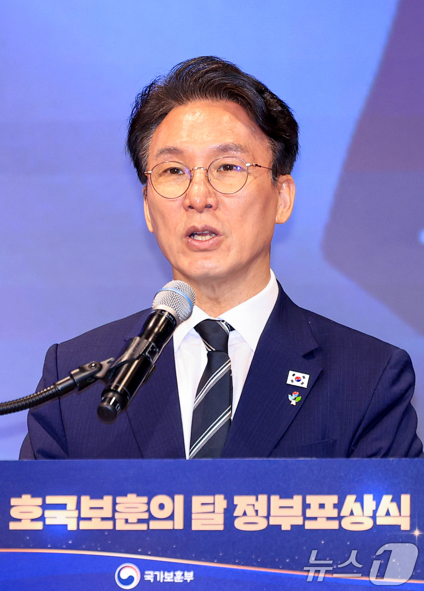 (서울=뉴스1) 이호윤 기자 = 김민석 국무총리가 19일 서울 용산구 전쟁기념관 피스앤파크 컨벤션에서 열린 2026년 호국보훈의 달 정부포상식에서 축사를 하고 있다. 2026.6. …