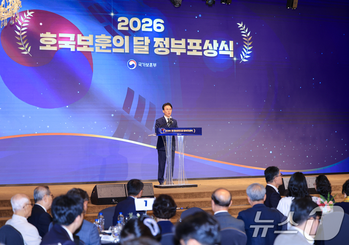 (서울=뉴스1) 이호윤 기자 = 김민석 국무총리가 19일 서울 용산구 전쟁기념관 피스앤파크 컨벤션에서 열린 2026년 호국보훈의 달 정부포상식에서 축사를 하고 있다. 2026.6. …