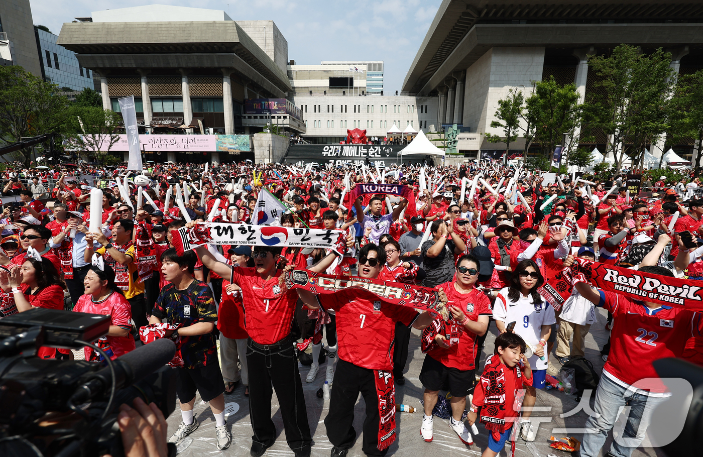 (서울=뉴스1) 김민지 기자 = 축구국가대표팀 공식 서포터즈 붉은악마를 비롯한 시민들이 19일 오전 서울 종로구 광화문광장에서 2026 북중미월드컵 A조 조별리그 2차전 대한민국과 …