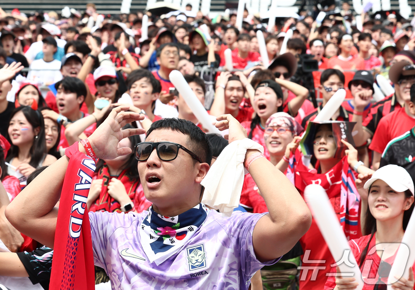 (서울=뉴스1) 김민지 기자 = 축구국가대표팀 공식 서포터즈 붉은악마를 비롯한 시민들이 19일 오전 서울 종로구 광화문광장에서 2026 북중미월드컵 A조 조별리그 2차전 대한민국과 …