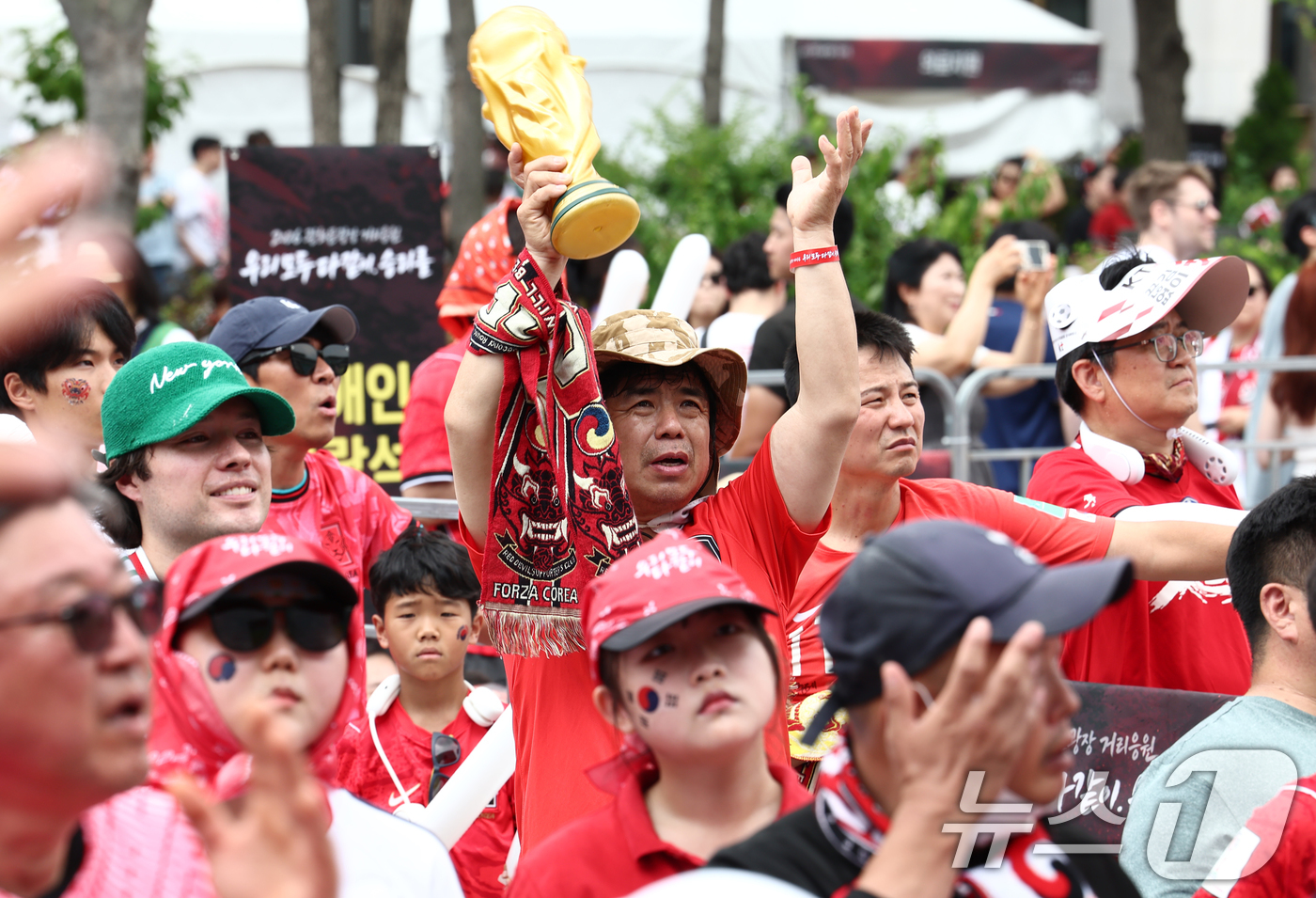 (서울=뉴스1) 김민지 기자 = 19일 오전 서울 종로구 광화문광장에서 2026 북중미월드컵 A조 조별리그 2차전 대한민국과 멕시코의 경기 중계를 지켜보며 거리응원을 하던 한 시민 …