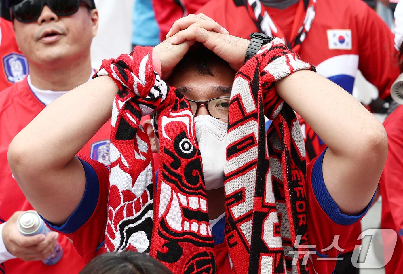 (서울=뉴스1) 김민지 기자 = 축구국가대표팀 공식 서포터즈 붉은악마를 비롯한 시민들이 19일 오전 서울 종로구 광화문광장에서 2026 북중미월드컵 A조 조별리그 2차전 대한민국과 …