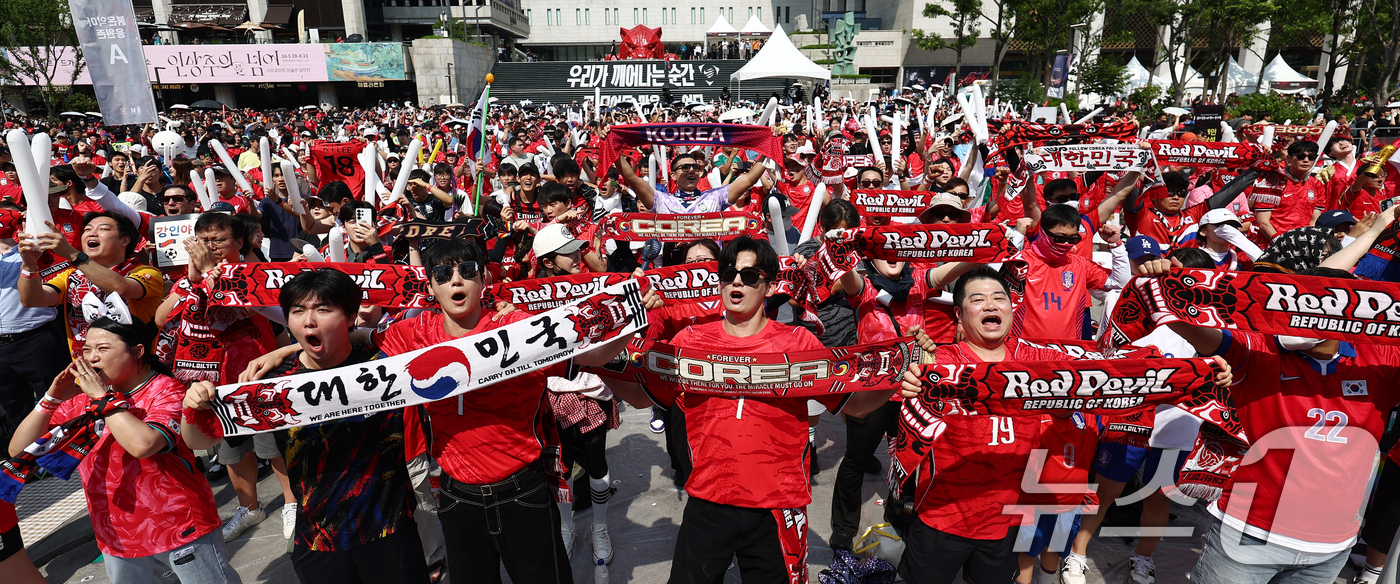 (서울=뉴스1) 김민지 기자 = 축구국가대표팀 공식 서포터즈 붉은악마를 비롯한 시민들이 19일 오전 서울 종로구 광화문광장에서 2026 북중미월드컵 A조 조별리그 2차전 대한민국과 …