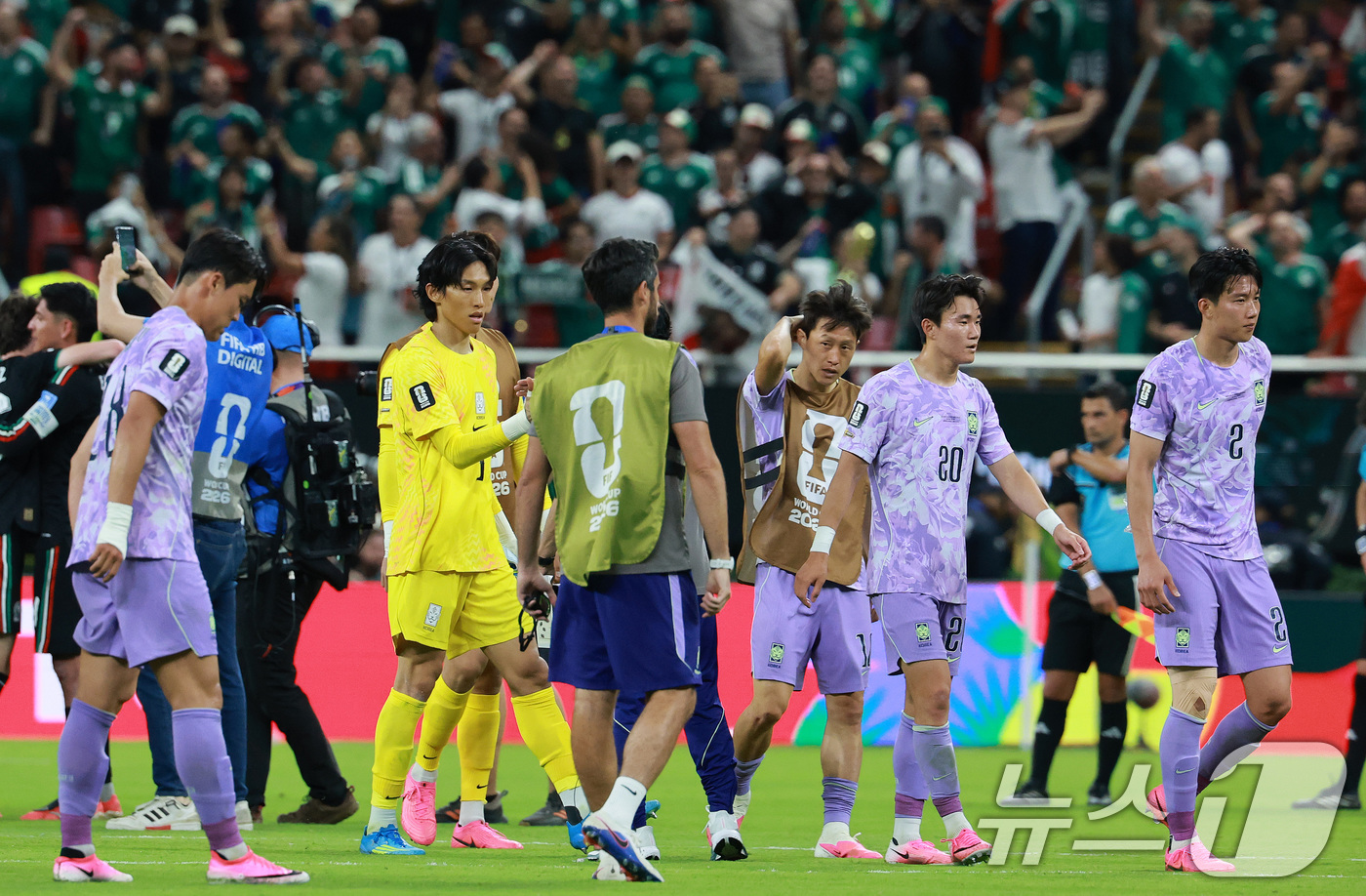 (과달라하라(멕시코)=뉴스1) 임세영 기자 = 대한민국 축구국가대표팀 골키퍼 김승규를 비롯한 선수들이 18일(현지시간) 멕시코 할리스코주 사포판 과달라하라 스타디움에서 열린 202 …