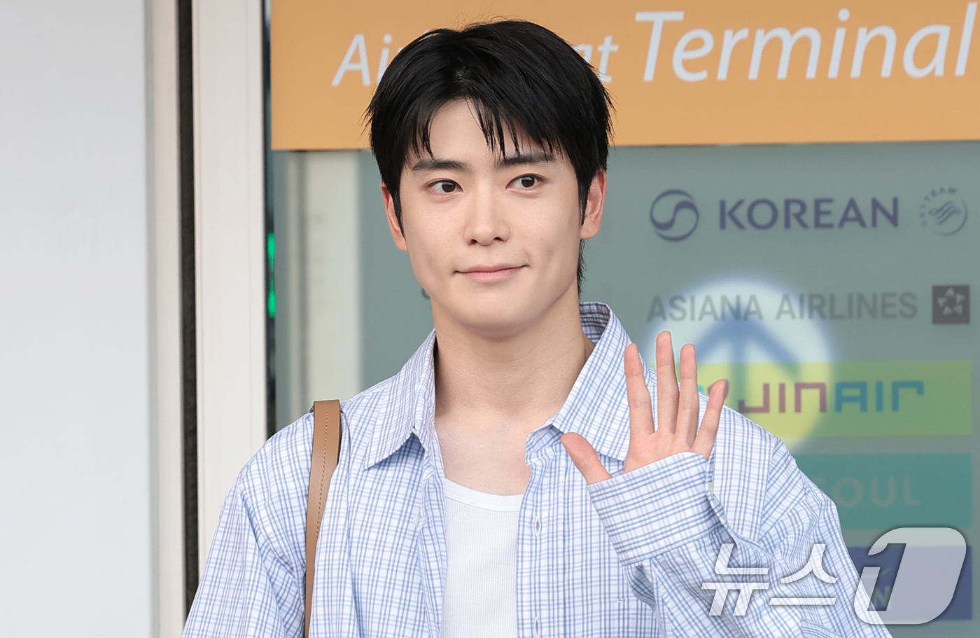 (인천공항=뉴스1) 권현진 기자 = 그룹 NCT 재현이 19일 오후 해외 일정 참석을 위해 인천국제공항을 통해 인도네시아 자카르타로 출국하기 전 인사를 하고 있다. 2026.6.1 …