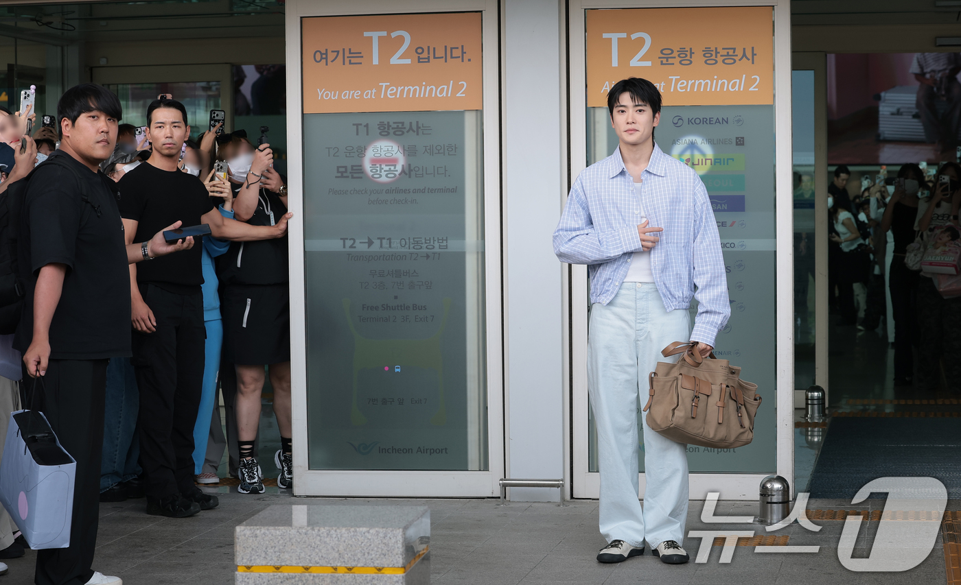 (인천공항=뉴스1) 권현진 기자 = 그룹 NCT 재현이 19일 오후 해외 일정 참석을 위해 인천국제공항을 통해 인도네시아 자카르타로 출국하기 전 인사를 하고 있다. 2026.6.1 …