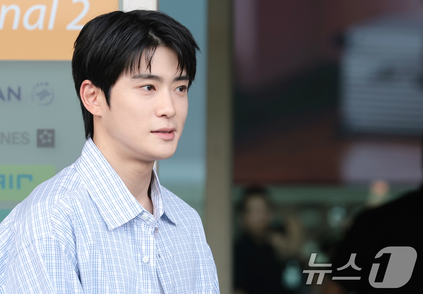 (인천공항=뉴스1) 권현진 기자 = 그룹 NCT 재현이 19일 오후 해외 일정 참석을 위해 인천국제공항을 통해 인도네시아 자카르타로 출국하고 있다. 2026.6.19/뉴스1