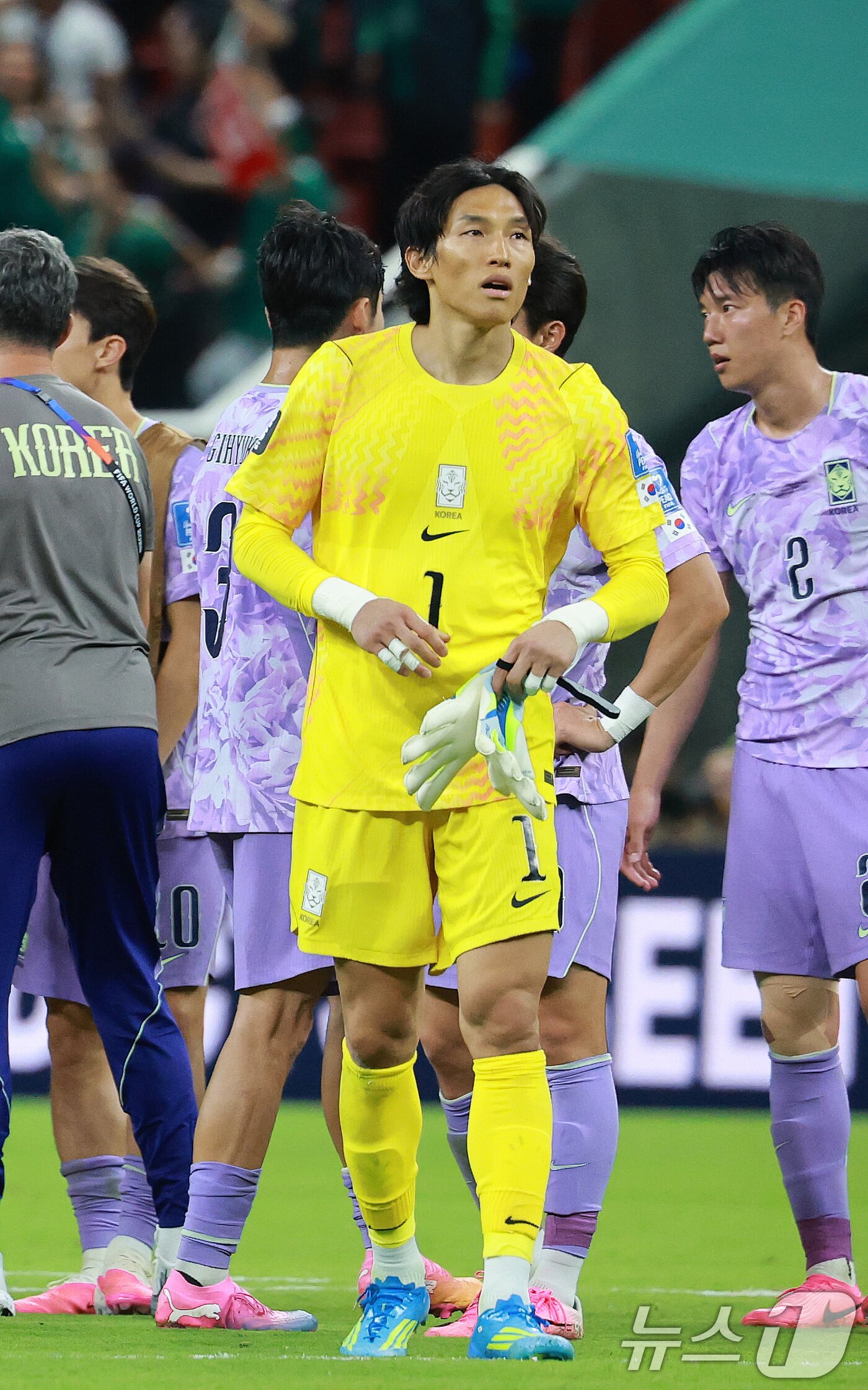 본문 이미지 - 대한민국 축구국가대표팀 골키퍼 김승규가 18일(현지시간) 멕시코 할리스코주 사포판 과달라하라 스타디움에서 2026 북중미 월드컵 A조 조별리그 2차전 대한민국과 멕시코의 경기를 마치고 아쉬워하고 있다. 이날 경기는 대한민국이 멕시코를 상대로 0-1로 패했다. 2026.6.19 ⓒ 뉴스1 임세영 기자