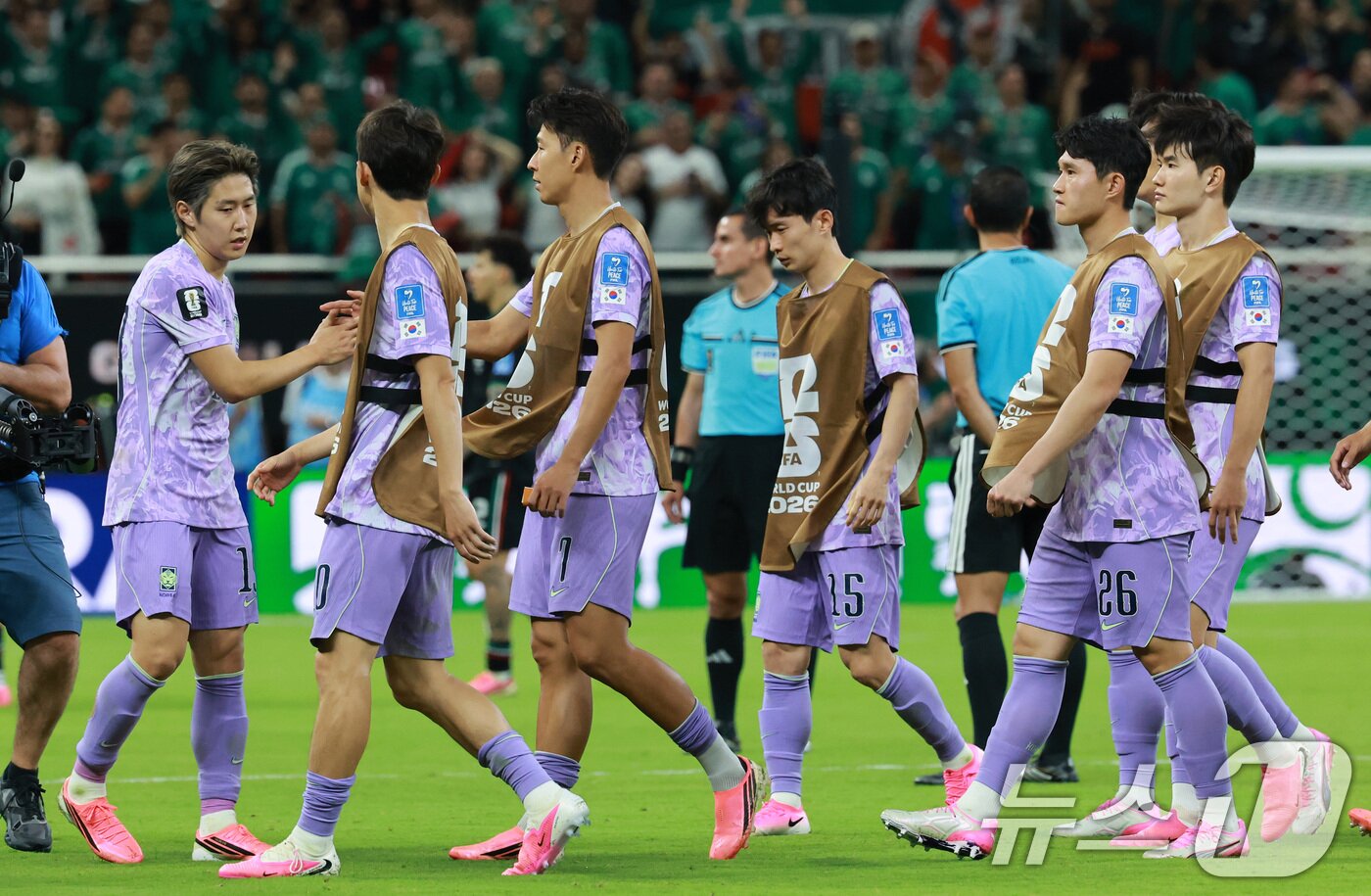 본문 이미지 - 대한민국 축구국가대표팀 손흥민, 이강인을 비롯한 선수들이 18일(현지시간) 멕시코 할리스코주 사포판 과달라하라 스타디움에서 2026 북중미 월드컵 A조 조별리그 2차전 대한민국과 멕시코의 경기를 마치고 아쉬워하고 있다. 이날 경기는 대한민국이 멕시코를 상대로 0-1로 패했다. 2026.6.19 ⓒ 뉴스1 임세영 기자