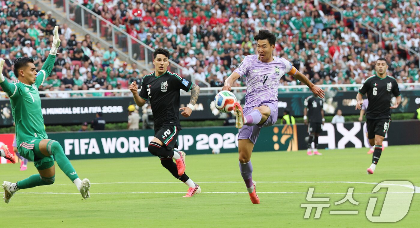 본문 이미지 - 대한민국 축구국가대표팀 손흥민이 18일(현지시간) 멕시코 과달라하라 스타디움에서 열린 2026 북중미 월드컵 A조 조별리그 2차전 대한민국과 멕시코의 경기에서 슈팅을 시도하고 있다. 2026.6.19 ⓒ 뉴스1 박지혜 기자