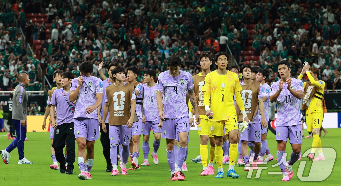 본문 이미지 - 대한민국 축구국가대표팀 선수들이 18일(현지시간) 멕시코 할리스코주 사포판 과달라하라 스타디움에서 열린 2026 북중미 월드컵 A조 조별리그 2차전 대한민국과 멕시코의 경기를 마치고 아쉬워하고 있다. 이날 경기는 대한민국이 멕시코를 상대로 0-1로 패했다. 2026.6.19 ⓒ 뉴스1 임세영 기자