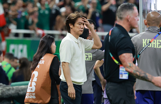패배가 아쉬운 홍명보 감독