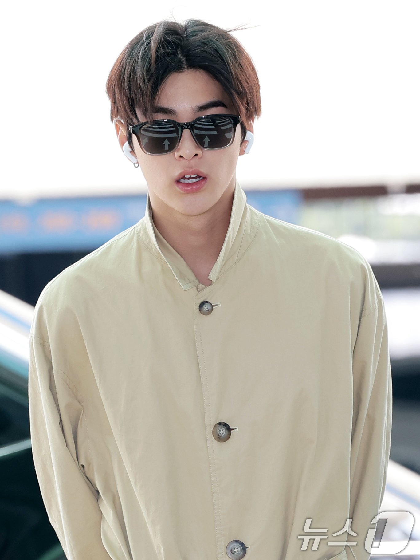 (인천공항=뉴스1) 권현진 기자 = 그룹 코르티스 건호가 19일 오후 해외 일정 참석을 위해 인천국제공항을 통해 인도네시아 자카르타로 출국하기 전 인사를 하고 있다. 2026.6. …
