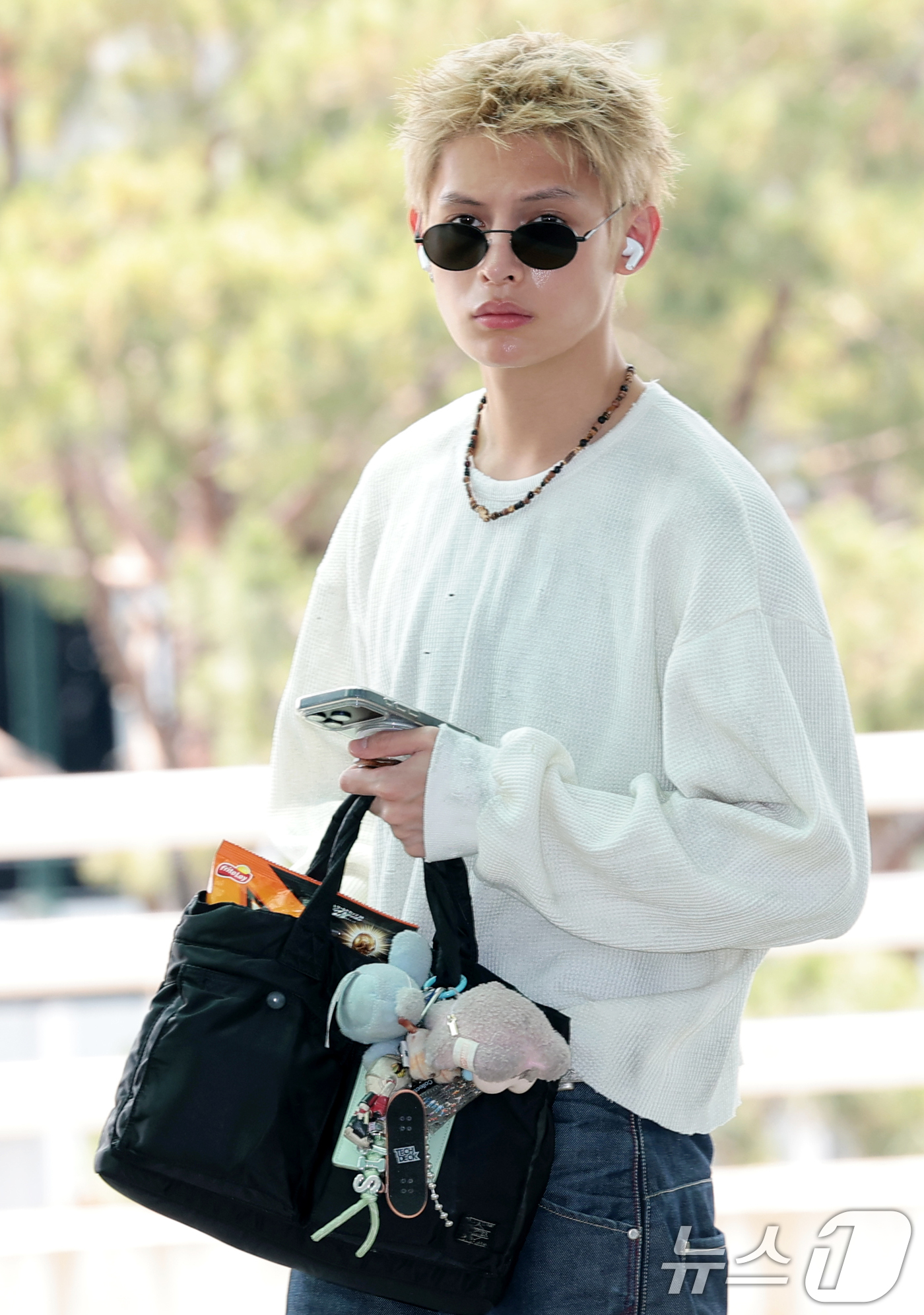 (인천공항=뉴스1) 권현진 기자 = 그룹 코르티스 제임스가 19일 오후 해외 일정 참석을 위해 인천국제공항을 통해 인도네시아 자카르타로 출국하고 있다. 2026.6.19/뉴스1