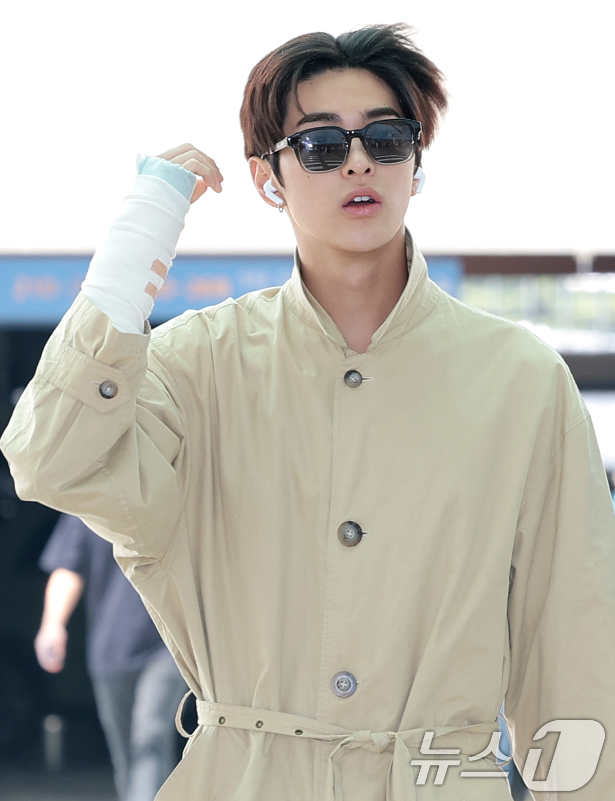 (인천공항=뉴스1) 권현진 기자 = 그룹 코르티스 건호가 19일 오후 해외 일정 참석을 위해 인천국제공항을 통해 인도네시아 자카르타로 출국하고 있다. 2026.6.19/뉴스1