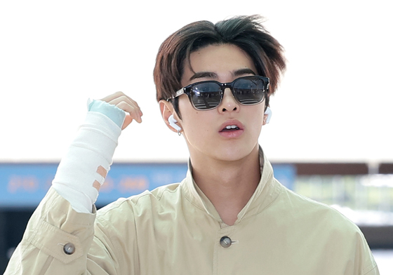 코르티스 건호, 붕대 칭칭 감고 출국