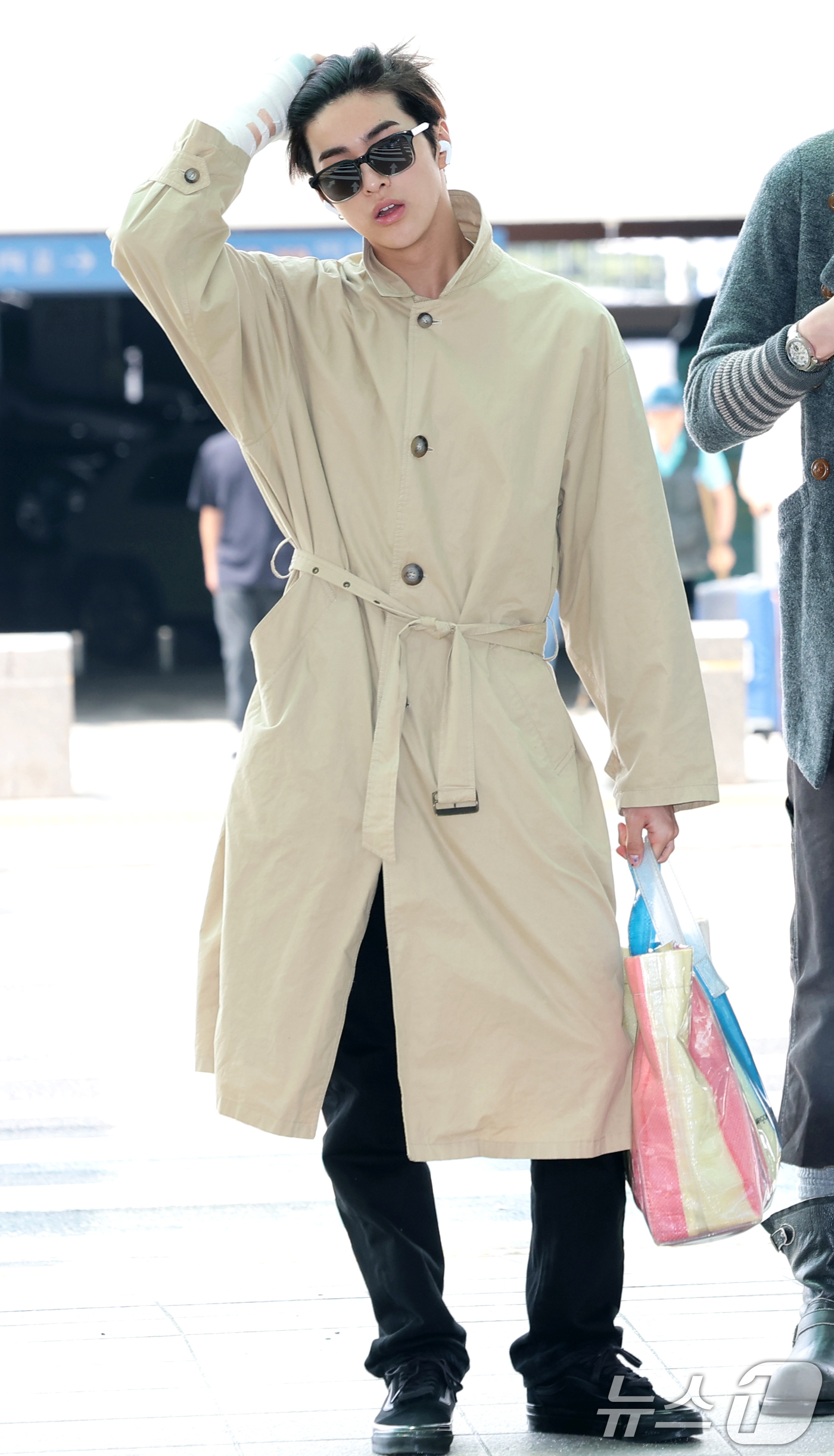 (인천공항=뉴스1) 권현진 기자 = 그룹 코르티스 건호가 19일 오후 해외 일정 참석을 위해 인천국제공항을 통해 인도네시아 자카르타로 출국하고 있다. 2026.6.19/뉴스1