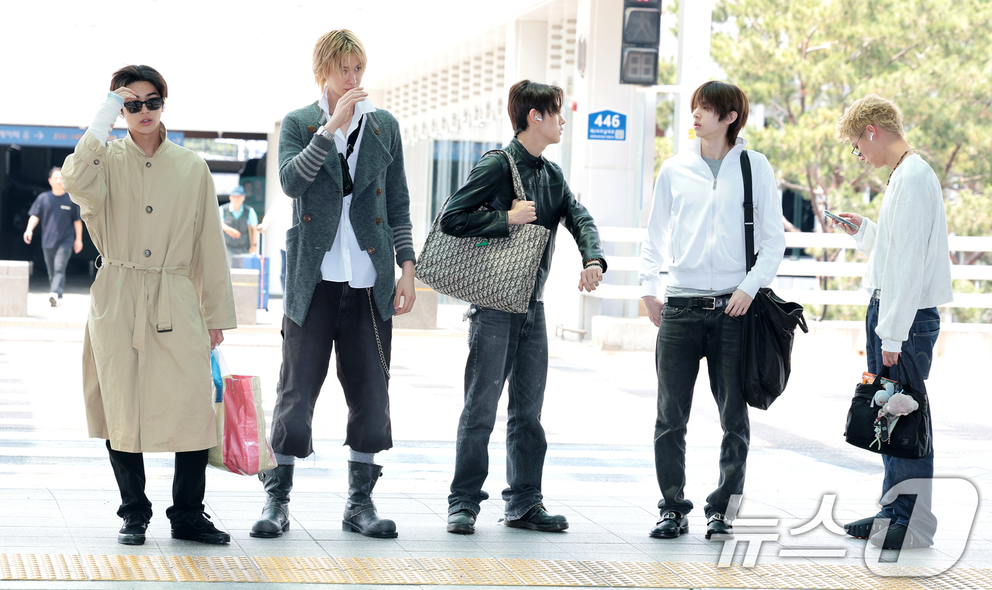 (인천공항=뉴스1) 권현진 기자 = 그룹 코르티스 건호(왼쪽부터)와 마틴, 성현, 주훈, 제임스가 19일 오후 해외 일정 참석을 위해 인천국제공항을 통해 인도네시아 자카르타로 출국 …