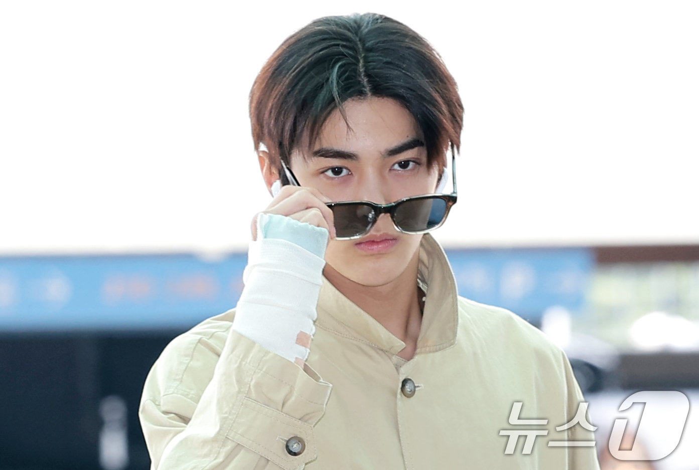 (인천공항=뉴스1) 권현진 기자 = 그룹 코르티스 건호가 19일 오후 해외 일정 참석을 위해 인천국제공항을 통해 인도네시아 자카르타로 출국하고 있다. 2026.6.19/뉴스1