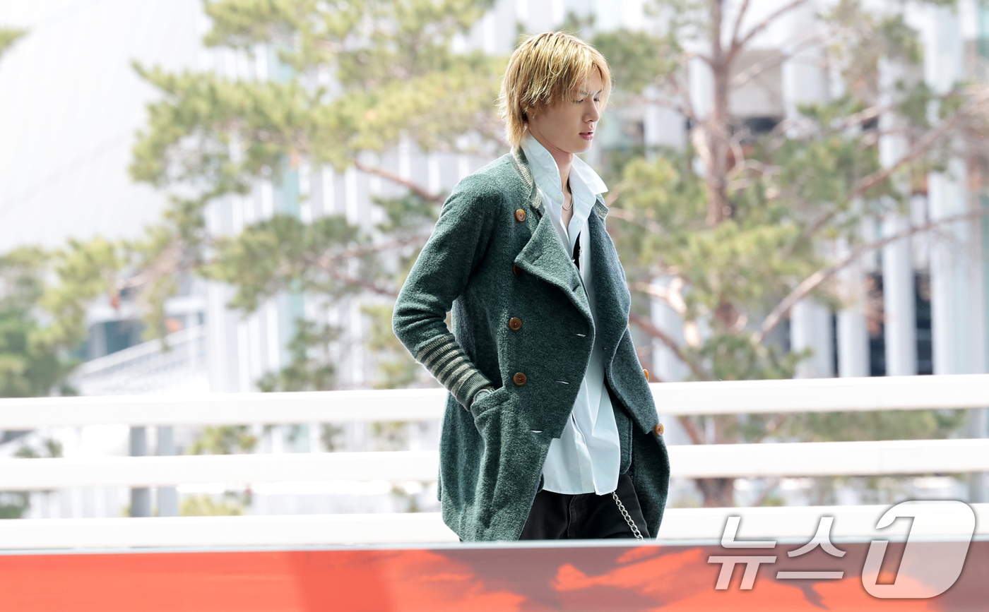 (인천공항=뉴스1) 권현진 기자 = 그룹 코르티스 마틴이 19일 오후 해외 일정 참석을 위해 인천국제공항을 통해 인도네시아 자카르타로 출국하고 있다. 2026.6.19/뉴스1