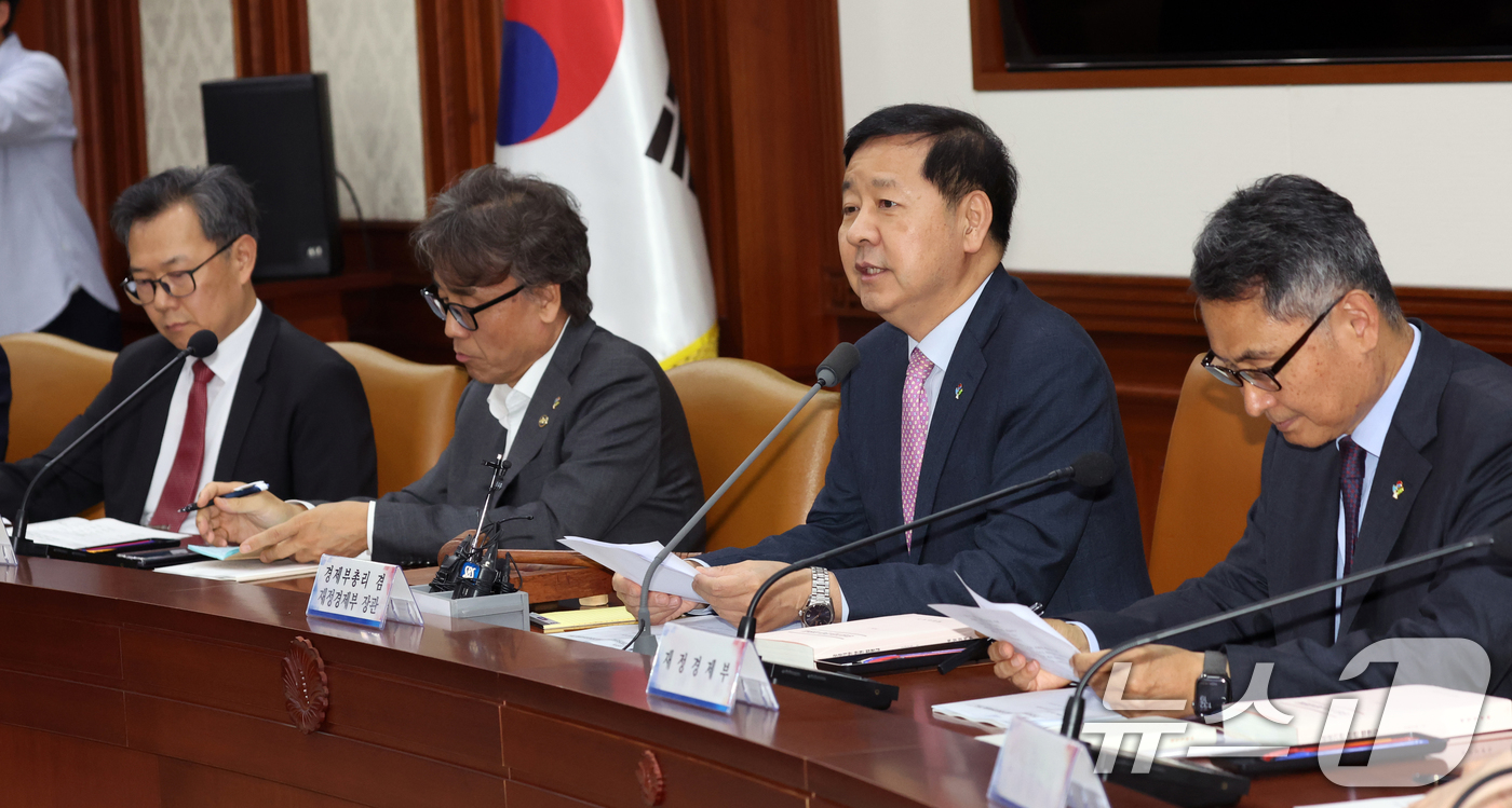 (서울=뉴스1) 김명섭 기자 = 구윤철 경제부총리 겸 재정경제부 장관이 19일 오후 서울 종로구 세종대로 정부서울청사에서 열린 공공기관운영위원회에서 모두 발언을 하고 있다.  20 …