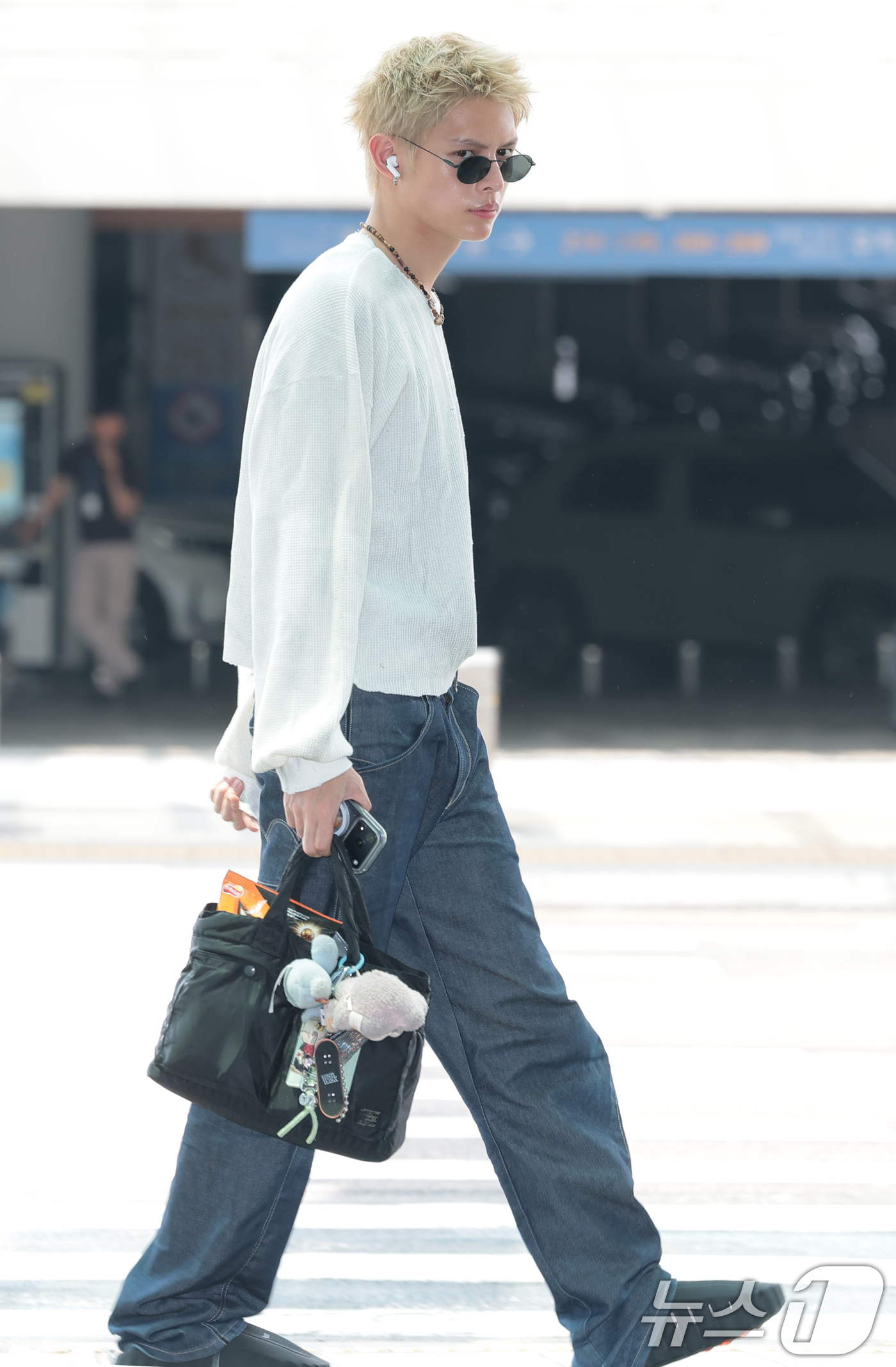 (인천공항=뉴스1) 권현진 기자 = 그룹 코르티스 제임스가 19일 오후 해외 일정 참석을 위해 인천국제공항을 통해 인도네시아 자카르타로 출국하고 있다. 2026.6.19/뉴스1