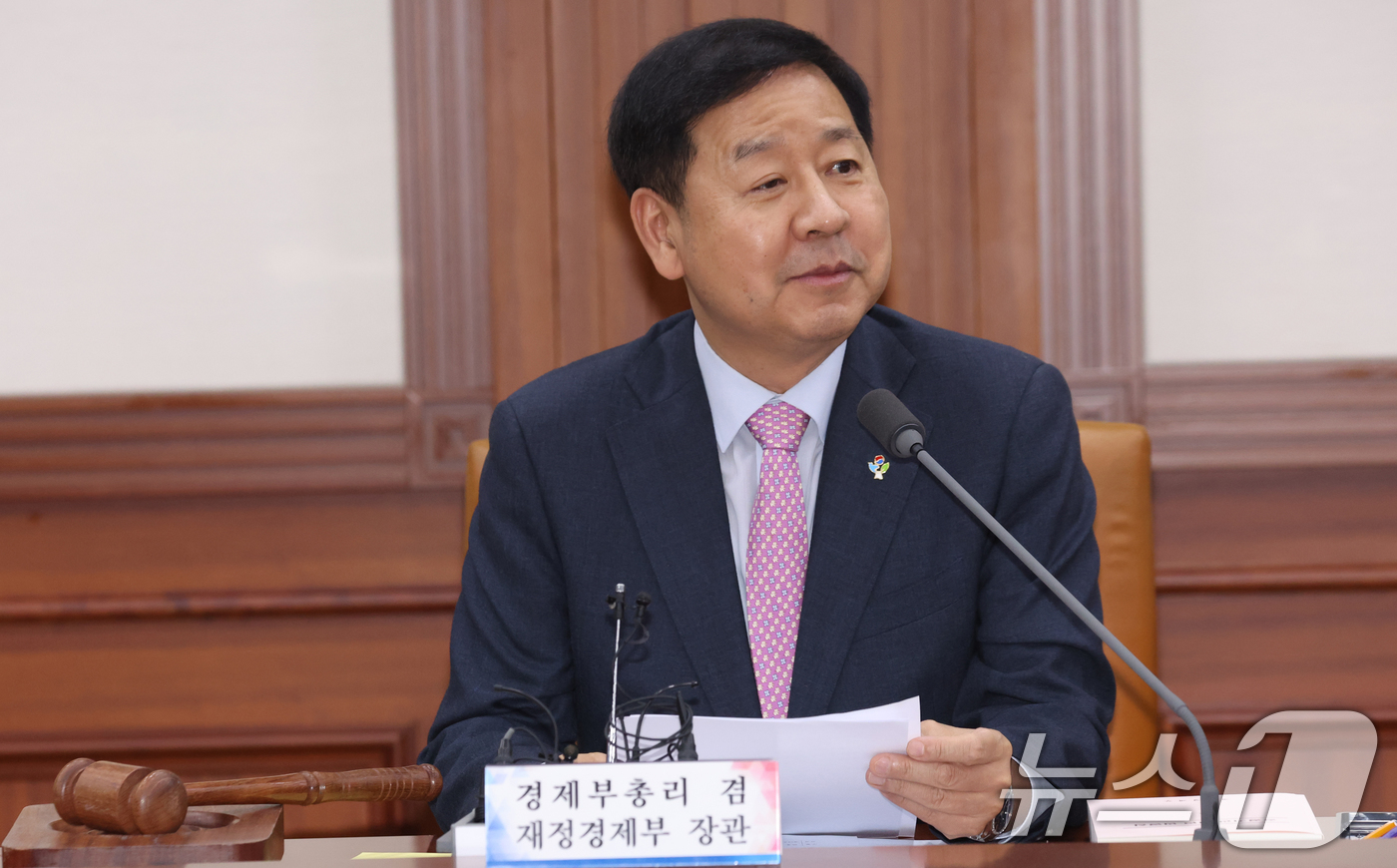 (서울=뉴스1) 김명섭 기자 = 구윤철 경제부총리 겸 재정경제부 장관이 19일 오후 서울 종로구 세종대로 정부서울청사에서 열린 공공기관운영위원회에서 모두 발언을 하고 있다.  20 …