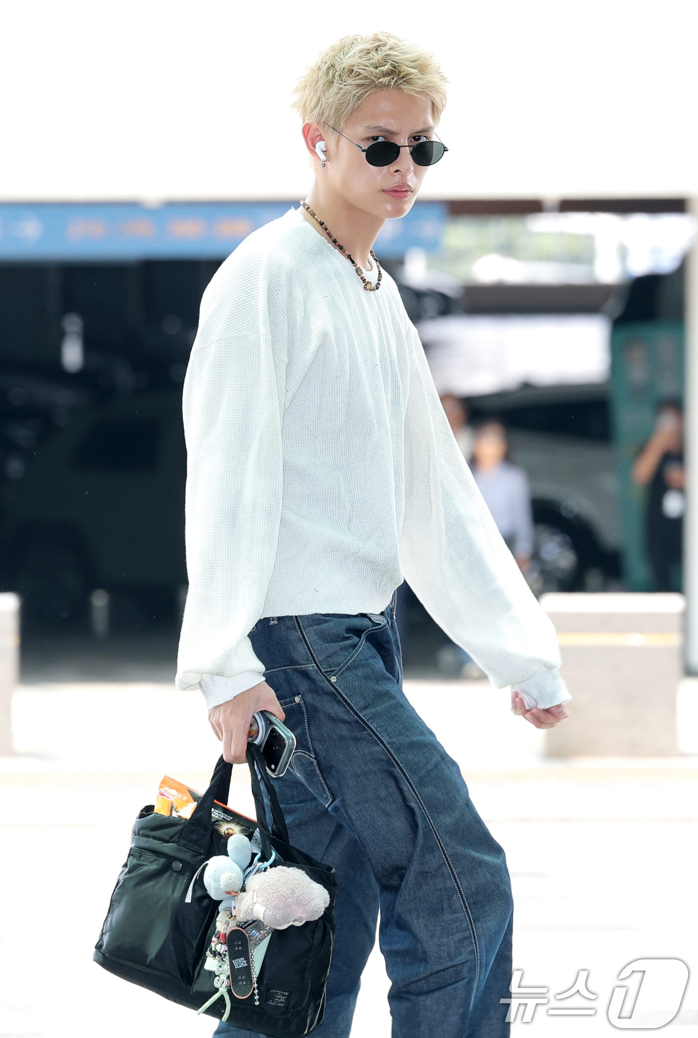 (인천공항=뉴스1) 권현진 기자 = 그룹 코르티스 제임스가 19일 오후 해외 일정 참석을 위해 인천국제공항을 통해 인도네시아 자카르타로 출국하고 있다. 2026.6.19/뉴스1