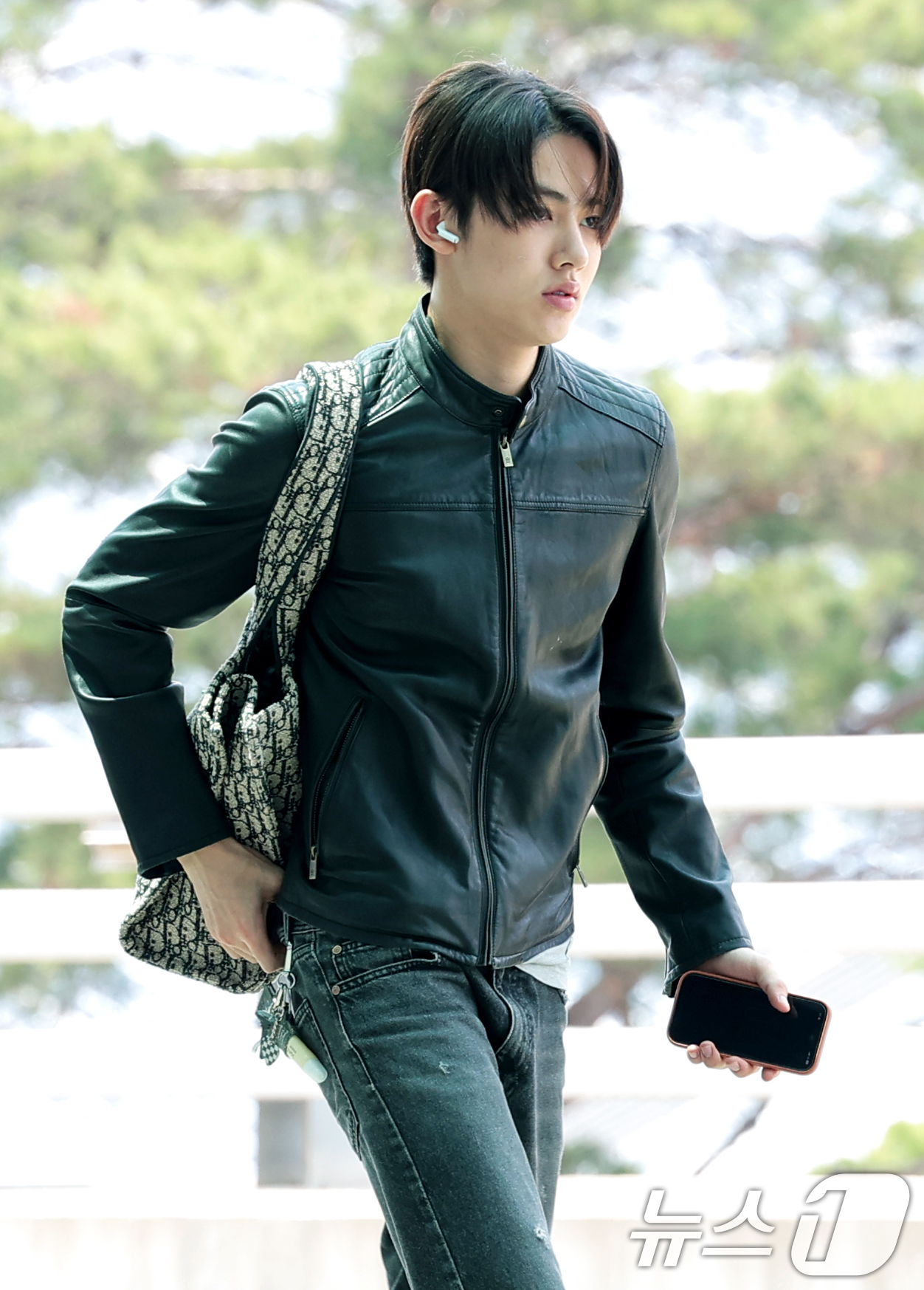 (인천공항=뉴스1) 권현진 기자 = 그룹 코르티스 성현이 19일 오후 해외 일정 참석을 위해 인천국제공항을 통해 인도네시아 자카르타로 출국하고 있다. 2026.6.19/뉴스1