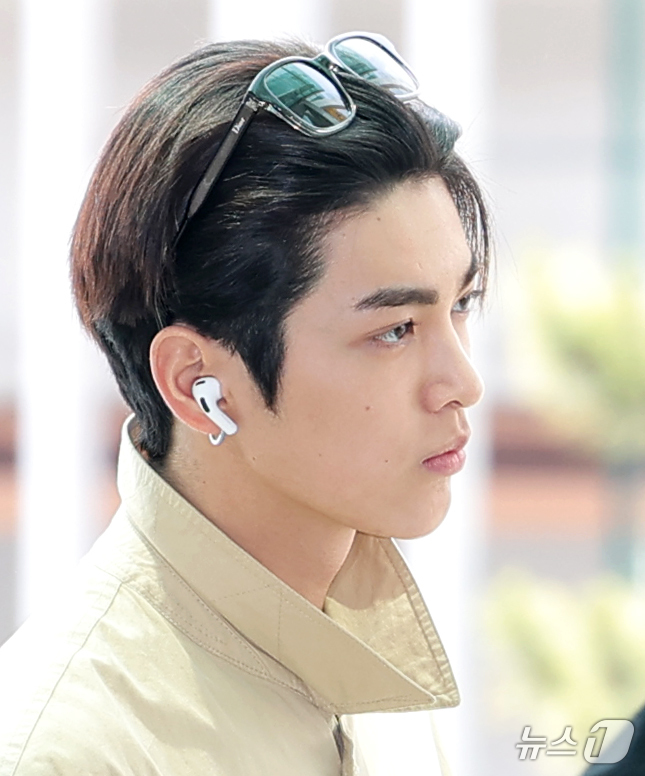 (인천공항=뉴스1) 권현진 기자 = 그룹 코르티스 건호가 19일 오후 해외 일정 참석을 위해 인천국제공항을 통해 인도네시아 자카르타로 출국하고 있다. 2026.6.19/뉴스1