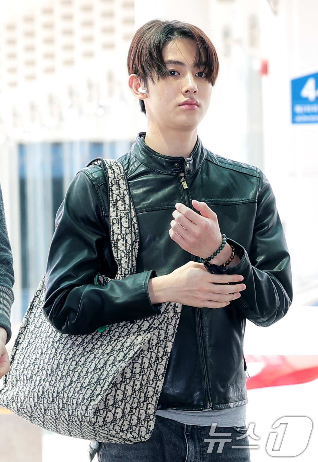 (인천공항=뉴스1) 권현진 기자 = 그룹 코르티스 성현이 19일 오후 해외 일정 참석을 위해 인천국제공항을 통해 인도네시아 자카르타로 출국하고 있다. 2026.6.19/뉴스1