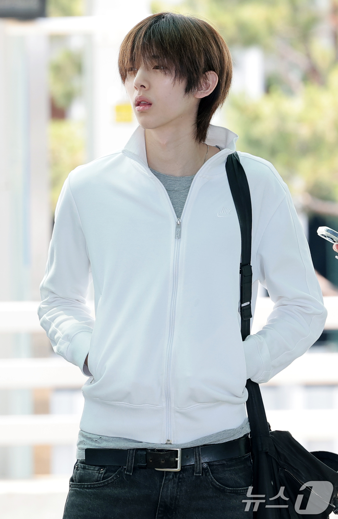 (인천공항=뉴스1) 권현진 기자 = 그룹 코르티스 주훈이 19일 오후 해외 일정 참석을 위해 인천국제공항을 통해 인도네시아 자카르타로 출국하고 있다. 2026.6.19/뉴스1