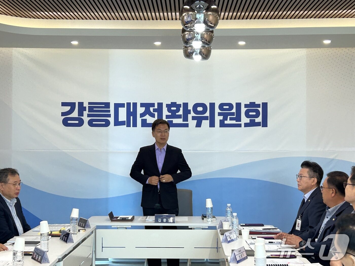 본문 이미지 - 김중남 민선 9기 강원 강릉시장 당선인이 19일 도시교통국과 농업기술센터 업무보고를 주재하고 있다.(강릉시장직 인수위원회 제공, 재판매 및 DB 금지) 2026.6.19/뉴스1