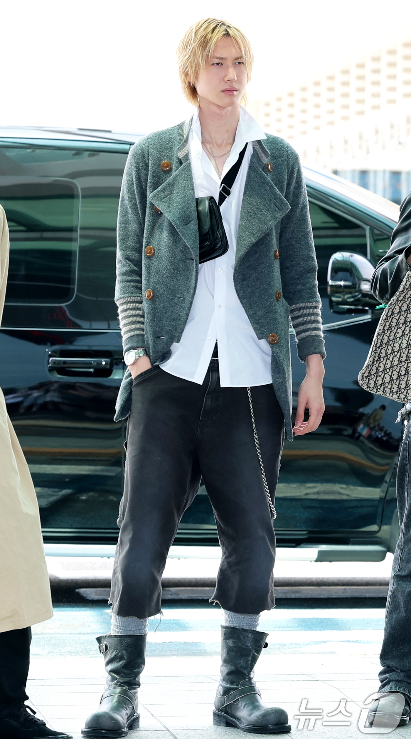 (인천공항=뉴스1) 권현진 기자 = 그룹 코르티스 마틴이 19일 오후 해외 일정 참석을 위해 인천국제공항을 통해 인도네시아 자카르타로 출국하고 있다. 2026.6.19/뉴스1