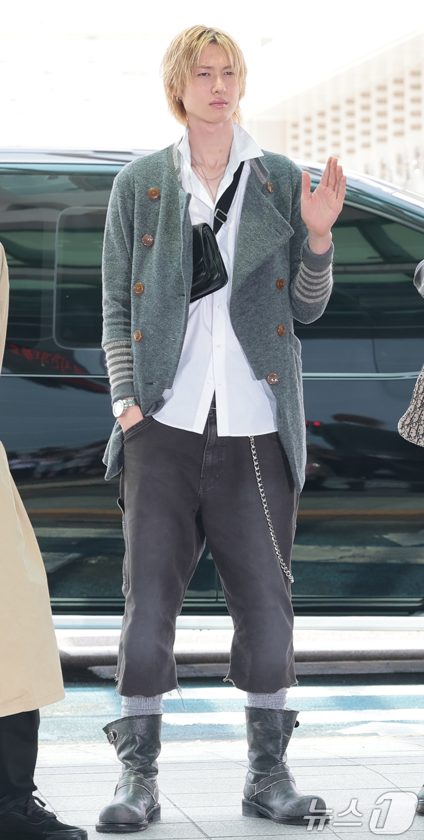 (인천공항=뉴스1) 권현진 기자 = 그룹 코르티스 마틴이 19일 오후 해외 일정 참석을 위해 인천국제공항을 통해 인도네시아 자카르타로 출국하고 있다. 2026.6.19/뉴스1