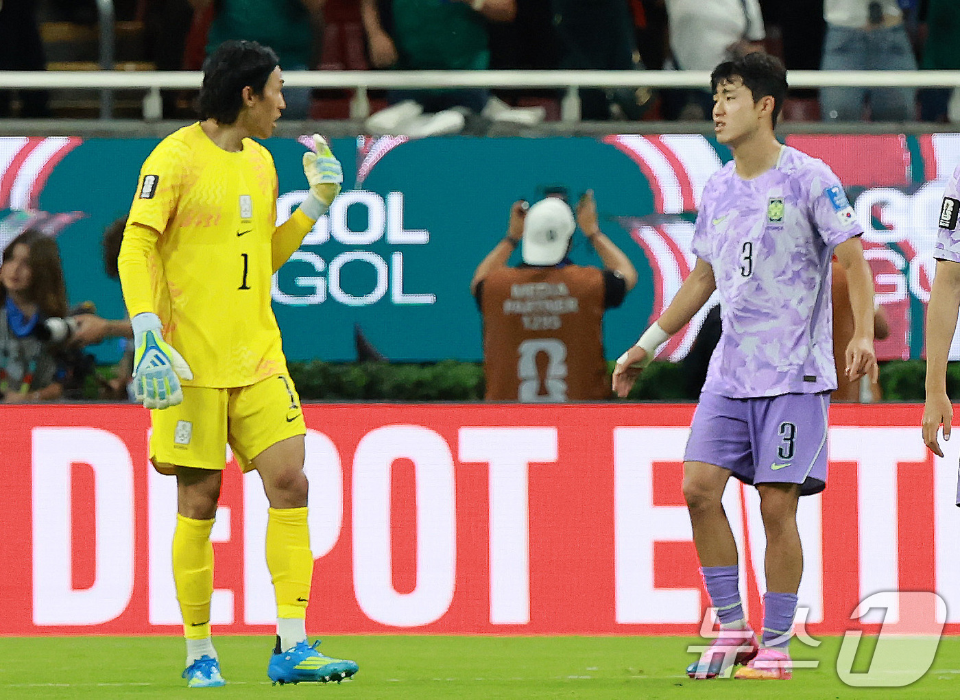 (과달라하라(멕시코)=뉴스1) 임세영 기자 = 대한민국 축구국가대표팀 김승규와 이기혁이 18일(현지시간) 멕시코 과달라하라 스타디움에서 열린 2026 북중미 월드컵 A조 조별리그 …
