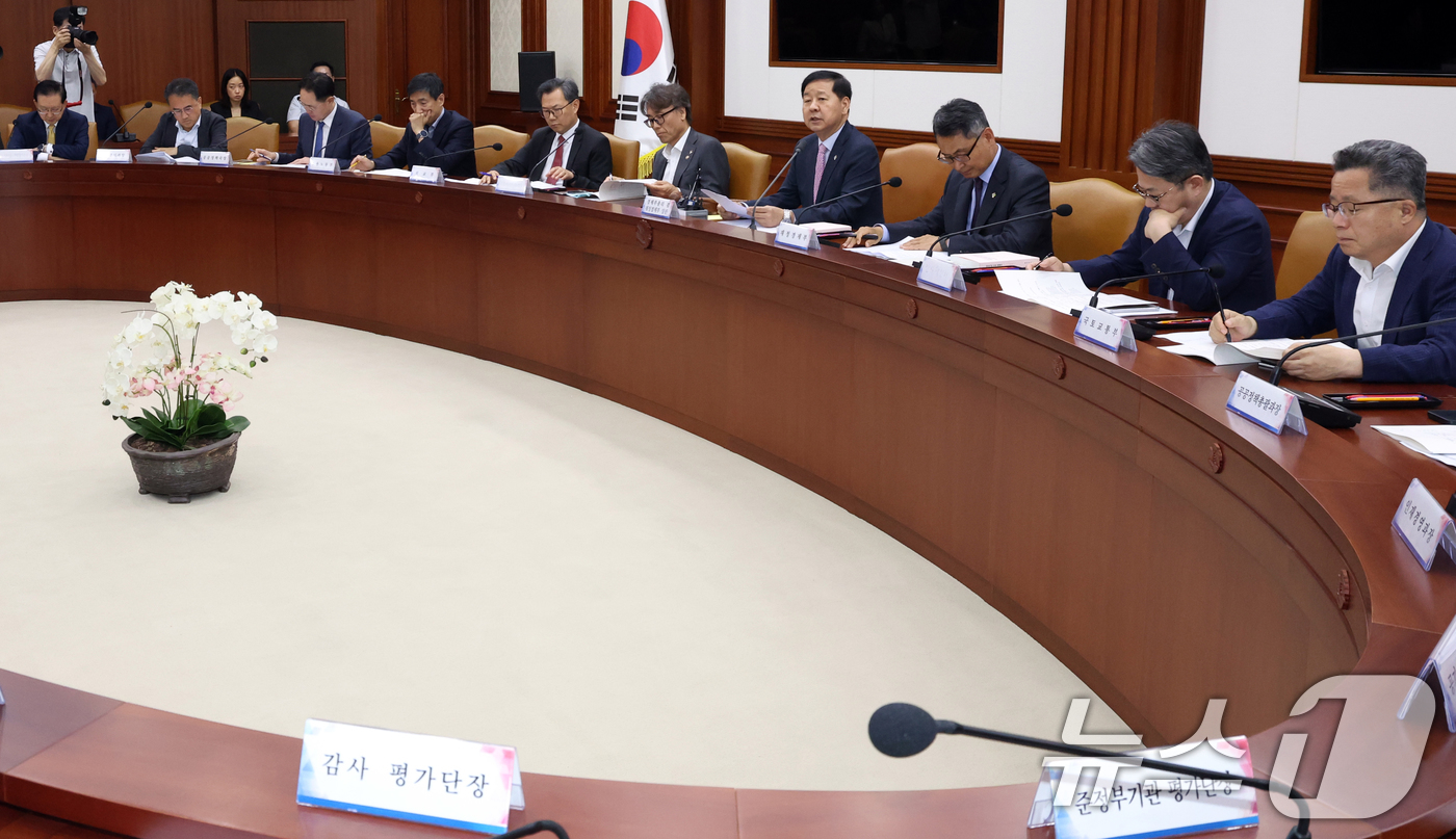 (서울=뉴스1) 김명섭 기자 = 구윤철 경제부총리 겸 재정경제부 장관이 19일 오후 서울 종로구 세종대로 정부서울청사에서 열린 공공기관운영위원회에서 모두 발언을 하고 있다. 202 …