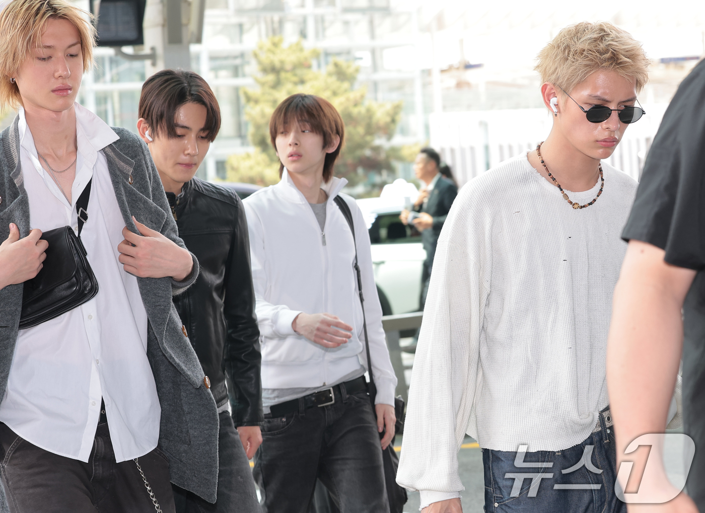 (인천공항=뉴스1) 권현진 기자 = 그룹 코르티스가 9일 오후 해외 일정 참석을 위해 인천국제공항을 통해 인도네시아 자카르타로 출국하고 있다. 2026.6.19/뉴스1