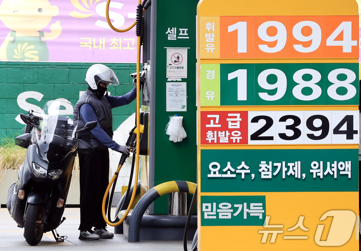 (서울=뉴스1) 이호윤 기자 = 정부가 6차 석유 최고가격 적용 기간을 연장한 19일 서울 시내의 한 주유소에 유가가 표시돼 있다.지난 18일 산업통상부는 7차 석유 최고가격은 중 …
