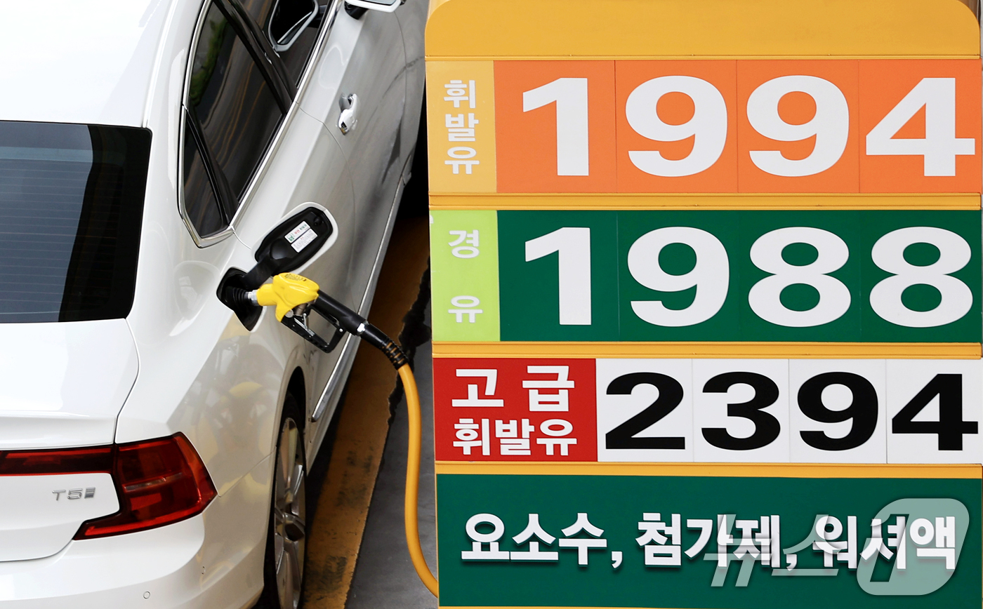 (서울=뉴스1) 이호윤 기자 = 정부가 6차 석유 최고가격 적용 기간을 연장한 19일 서울 시내의 한 주유소에 유가가 표시돼 있다.지난 18일 산업통상부는 7차 석유 최고가격은 중 …