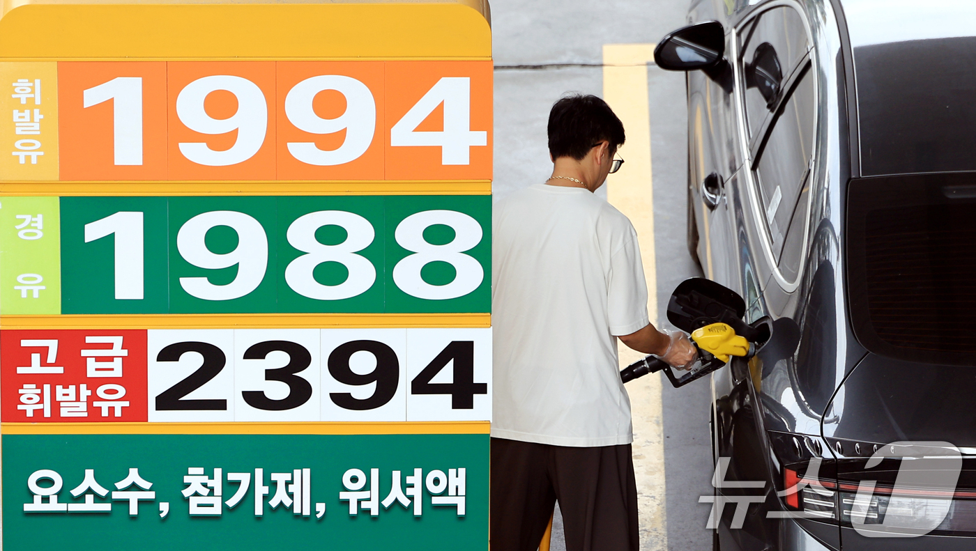 (서울=뉴스1) 이호윤 기자 = 정부가 6차 석유 최고가격 적용 기간을 연장한 19일 서울 시내의 한 주유소에 유가가 표시돼 있다.지난 18일 산업통상부는 7차 석유 최고가격은 중 …