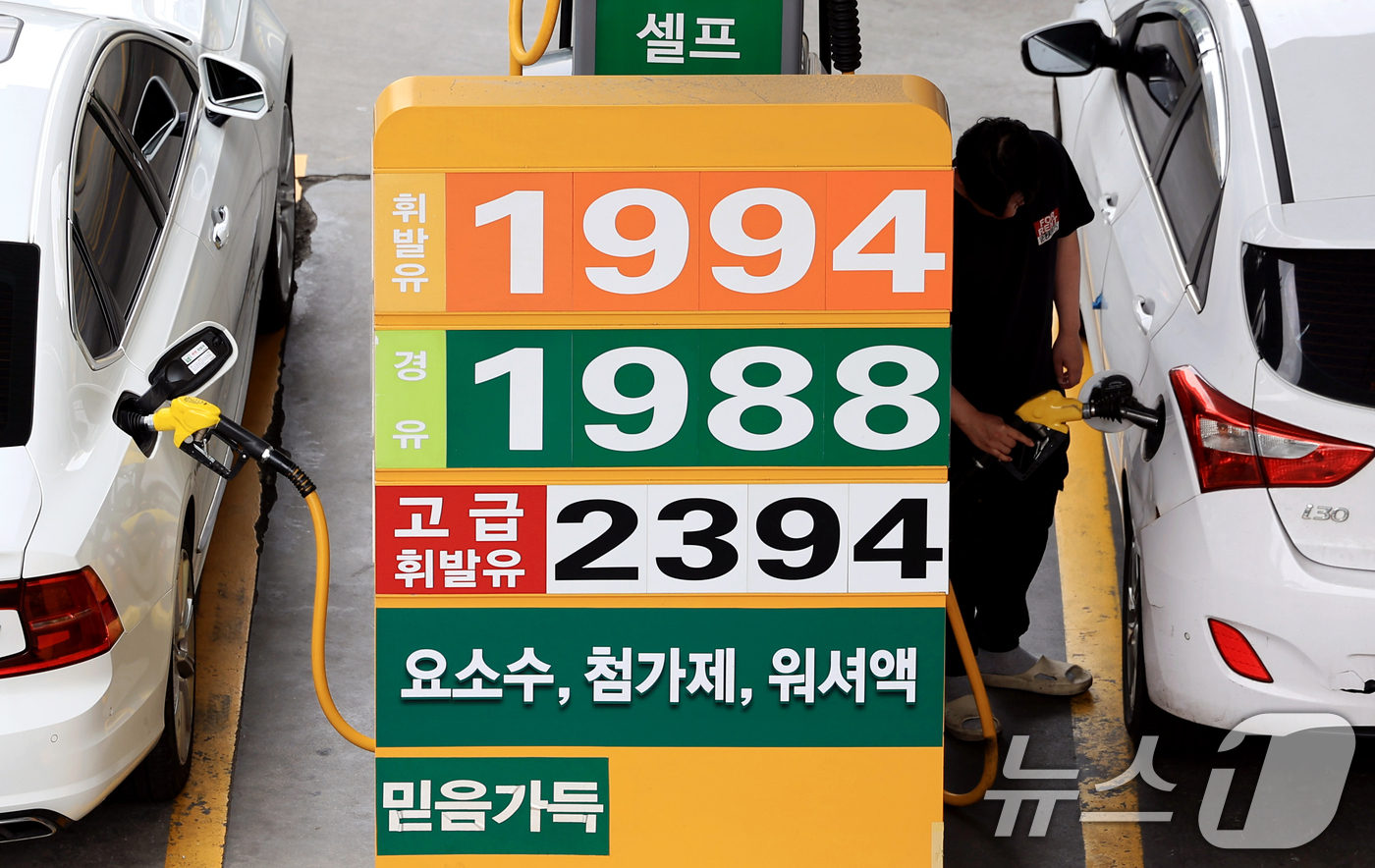 (서울=뉴스1) 이호윤 기자 = 정부가 6차 석유 최고가격 적용 기간을 연장한 19일 서울 시내의 한 주유소에 유가가 표시돼 있다.지난 18일 산업통상부는 7차 석유 최고가격은 중 …
