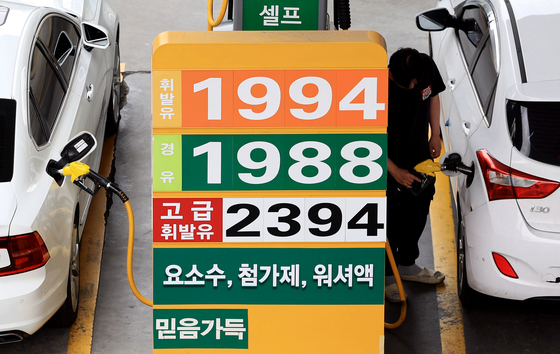 석유 최고가격 현행 유지 '종전 상황 보며 추후 결정'