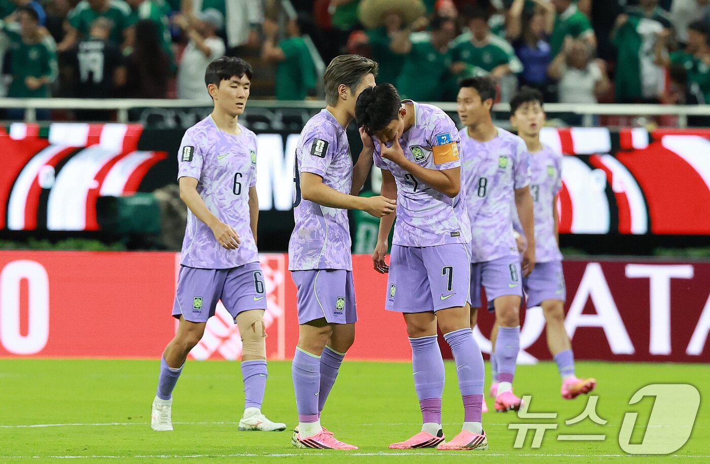 본문 이미지 - 대한민국 축구국가대표팀 손흥민과 이강인이 18일(현지시간) 멕시코 과달라하라 스타디움에서 열린 2026 북중미 월드컵 A조 조별리그 2차전 대한민국과 멕시코의 경기에서 대화를 나누고 있다. 이날 경기는 대한민국 멕시코를 상대로 0-1로 패배했다. 2026.6.19 ⓒ 뉴스1 임세영 기자