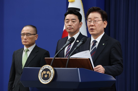 李대통령, 쇄신 개각으로 2년차 국정동력 확보 시도…지지율 반등 주목