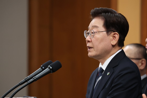 李대통령 "교황, DMZ·방북 요청에 '적극 고려·추진해보겠다' 해"