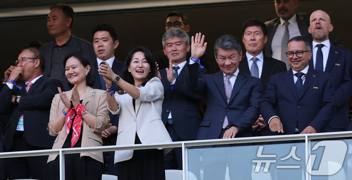 (과달라하라(멕시코)=뉴스1) 박지혜 기자 = 정몽규 대한축구협회장과 특사로 파견된 이재정·김남희 더불어민주당 의원이 18일(현지시간) 멕시코 과달라하라 스타디움에서 열린 2026 …